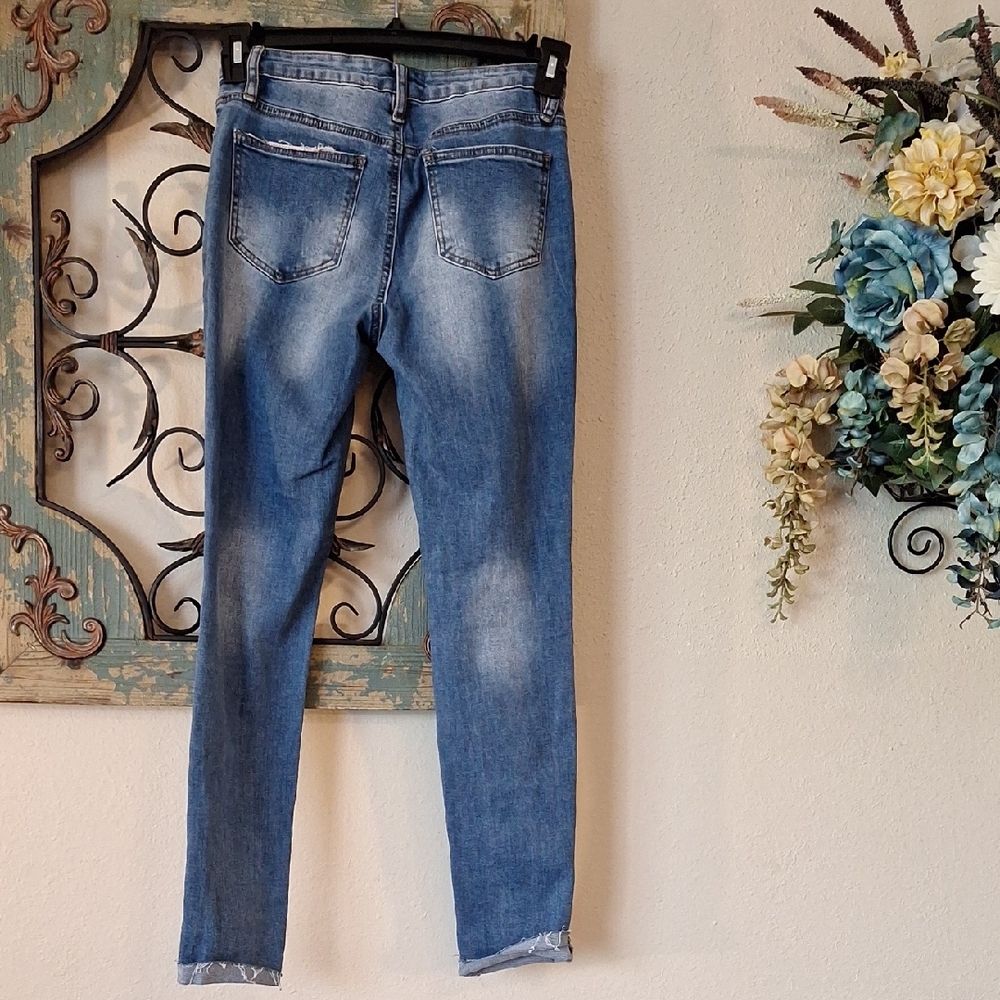 Angel Kiss Pearl-Studded Distressed Cropped Blue Jeans NWOT Size 3 - Picture 8 of 10
